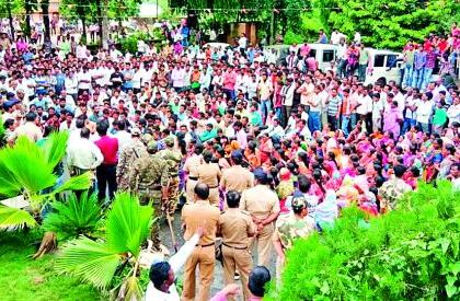 Closing the clutches, | मारहाणीच्या निषेधार्थ अड्याळ कडकडीत बंद