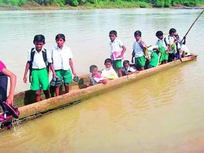 Students take the life of the living and go to the mountains in the mountains | जीव मुठीत घेऊन विद्यार्थ्यांचा डोंग्याने प्रवास