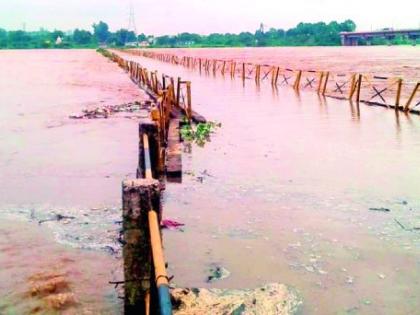 Four feet of water on the interstate bridge | आंतरराज्यीय पुलावर चार फूट पाणी