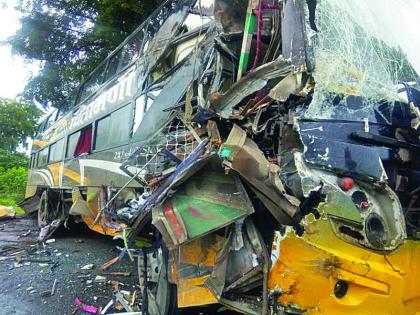 One killed in private bus and truck accident on Mehkar-Aurangabad road | मेहकर-औरंगाबाद मार्गावर खासगी बस व ट्रक अपघातात एक ठार 