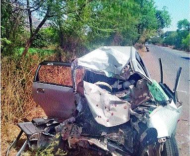 The driver of the truck was killed | ट्रकच्या धडकेने कारचालक ठार