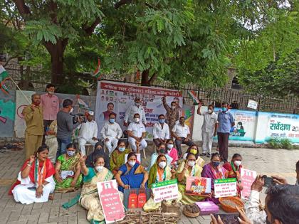 Congress agitation by putting cooking utensils on the streets | स्वयंपाकाच्या वस्तू रस्त्यावर मांडून काँग्रेसचे आंदोलन