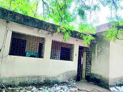 What is this? Panchayat Samitee office in dirty place | हे काय ?, पं.स.चे कार्यालयच घाणीच्या विळख्यात