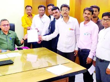 Minimum wage waiting for contract workers | कंत्राटी कामगारांना किमान वेतनाची प्रतीक्षा Minimum wage waiting for contract workers | कंत्राटी कामगारांना किमान वेतनाची प्रतीक्षा