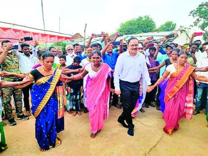 Collector painted in Kolam colors | कोलामांच्या रंगात रंगले जिल्हाधिकारी