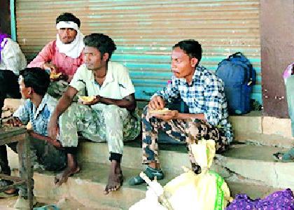 Don't stop the looting of laborers walking towards the village! | गावाकडे पायी जाणाऱ्या मजुरांचे लोंढे थांबेच ना! Don't stop the looting of laborers walking towards the village! | गावाकडे पायी जाणाऱ्या मजुरांचे लोंढे थांबेच ना!