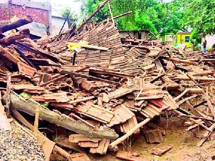 Hundreds of houses were demolished due to floods | महापुरामुळे शेकडो घरे जमीनदोस्त