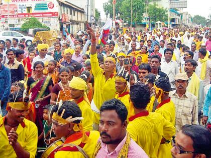 Strike Front of Tribal Brothers | आदिवासी बांधवांचा धडक मोर्चा