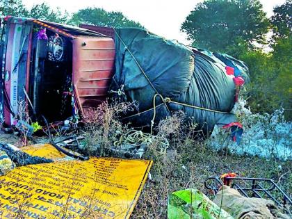 Reverse the truck carrying cotton | कापूस घेऊन जाणारा ट्रक उलटला