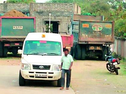 Two trucks caught by the youth | युवकांनीच पकडले दोन ट्रक