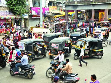 Traffic is blocked by the encroachment barrier in Akola city | अतिक्रमणाच्या विळख्याने वाहतुकीला खोळंबा