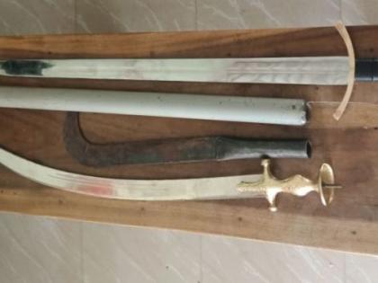 Two swords seized with two-wheeler, two youths absconding | वार शिवारातून दुचाकींसह दोन तलवारी जप्त, तरूण फरार