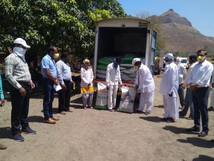 Distribution of seeds on farmers' dams in Khoripada village | खोरीपाडा गावात शेतकऱ्यांच्या बांधावर बियाण्यांचे वाटप