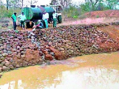 Natural dry pond in the forest | जंगलातील नैसर्गिक पाणवठे कोरडे