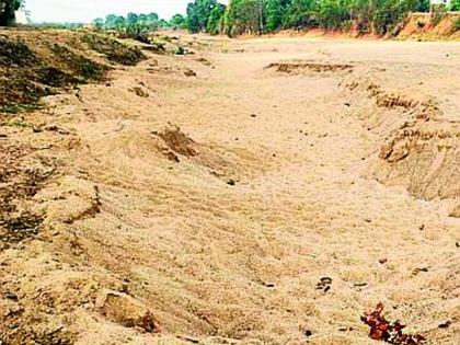 Sand extraction from Sati river basin | सती नदीपात्रातून रेती उपसा जाेरात