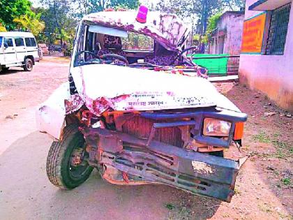 The ambulance stops the tree | रूग्णवाहिका झाडाला धडकली