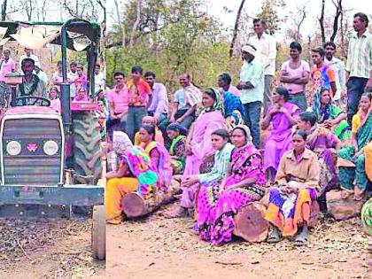 Three FDCM tractors were seized and seized by Gramsha tree | ग्रामसभेने वृक्षतोड थांबवून जप्त केले एफडीसीएमचे तीन ट्रॅक्टर