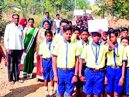 The students took out a protest demand for teachers | शिक्षकांच्या मागणीसाठी विद्यार्थ्यांनी काढला मोर्चा