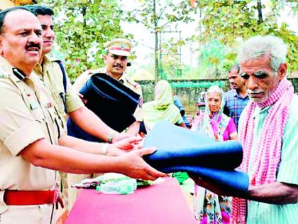Police force distributes material to needy | पोलीस दलातर्फे गरजुंना साहित्य वाटप