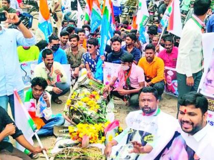 The central government protested by removing the symbolic funeral | केंद्र सरकारची प्रतिकात्मक शवयात्रा काढून केला निषेध