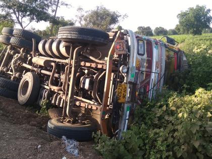  Boro rolled the beer truck on the plate | बोराळा पाटीवर बिअरचा ट्रक उलटला