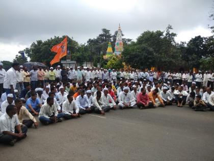  Jalgaon neurala staged movement on the Nashik Aurangabad Highway | जळगाव नेऊरला नाशिक औरंगाबाद महामार्गावर ठिय्या आंदोलन