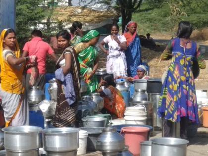 Waiting for hours to get enough water | हंडाभर पाण्यासाठी तासन्तास प्रतीक्षा