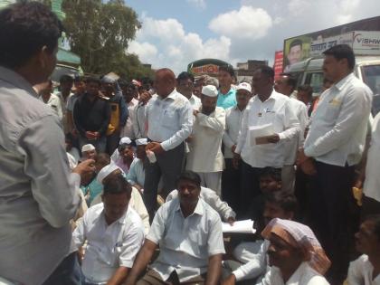 Undoubtedly avoiding trading buys; Stop the way for farmers | हमीभावाने उडीद खरेदीस व्यापा-यांची टाळाटाळ; शेतक-यांचा रास्ता रोको