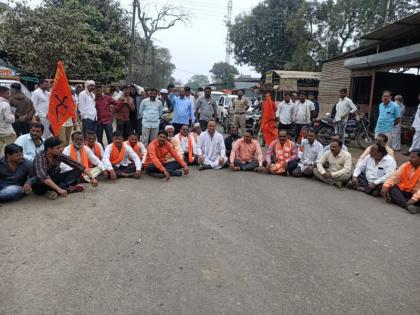 Shiv Sena's agitation against petrol-diesel price hike in Chalisgaon | चाळीसगावात पेट्रोल-डिझेल भाववाढीविरोधात शिवसेनेचे आंदोलन