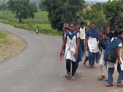 Busy students' shoes | बसअभावी विद्यार्थिनींची पायपीट