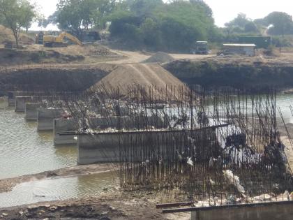  The bridge over the Girna river works slowly | गिरणा नदीवरील पुलाचे काम संथ गतीने