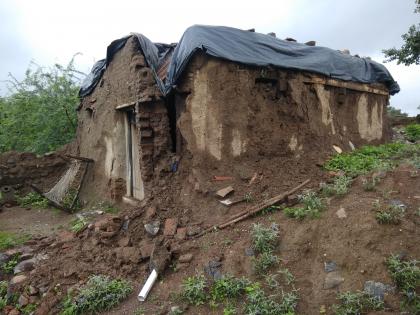 Damage to house due to rain at Khamkheda | खामखेडा येथे पावसामुळे घराचे नुकसान