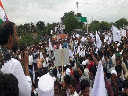 Roadrock on the highway for Muslim reservation | मुस्लिम आरक्षणासाठी महामार्गावर रस्तारोको