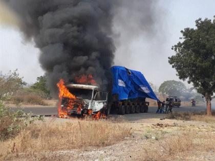 Fire to the container near Manmad | मनमाडजवळ कंटेनरला लागली आग