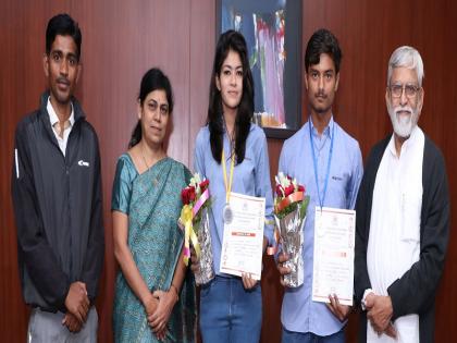 Internal college fencing Dhananjay, Simranala medal | आंतरमहाविद्यालयीन तलवारबाजीत धनंजय, सिमरनला मेडल