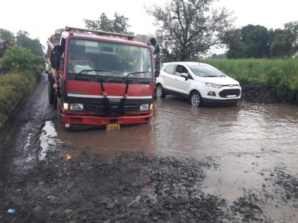 Manmad highway becomes death road, in 1.5 crore pits: dressing by six contractors, quality of National Highway also bombed | महामार्गांची चाळण-२ / मनमाड महामार्ग बनला मरणमार्ग, दीड कोटी खड्ड्यात