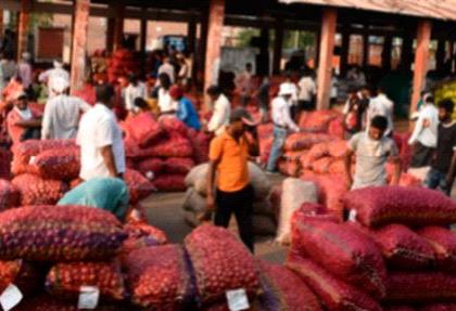 This year too, the same story was brought to the farmers by the onion | यंदाही तीच कहाणी कांद्याने आणले शेतक-यांच्या डाेळ्यात पाणी This year too, the same story was brought to the farmers by the onion | यंदाही तीच कहाणी कांद्याने आणले शेतक-यांच्या डाेळ्यात पाणी