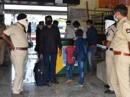 Health check of passengers at the railway station | रेल्वेस्थानकात प्रवाशांची आरोग्य तपासणी Health check of passengers at the railway station | रेल्वेस्थानकात प्रवाशांची आरोग्य तपासणी