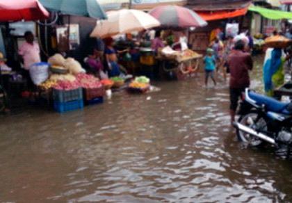 Nandurbar was flooded in half an hour! | अर्ध्या तासातच झाले नंदुरबार जलमय! Nandurbar was flooded in half an hour! | अर्ध्या तासातच झाले नंदुरबार जलमय!