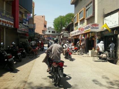 The streets of Nifad are crowded | निफाड शहरात रस्त्यावर वर्दळ