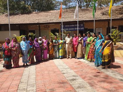   Women are honored at Pimpalgaon Police Station | पिंपळगाव पोलीस स्थानकात महिलांचा सत्कार