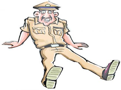 Police prisons for the private work of the Inspector General | म्महानिरीक्षकांचे खासगी काम करणाºया पोलिसांना ‘बक्षिसी’ ाुलीची शुश्रूषा : ग्रामीण पोलिसांचा अफलातून शोध