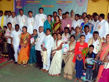 Model Teacher Award distribution ceremony at Parbhani | परभणी येथे आदर्श शिक्षक पुरस्कार वितरण सोहळा