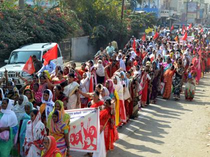 Parbhani: Worker jam on the next day due to the strike of workers | परभणी : कामगारांच्या संपामुळे दुसऱ्या दिवशीही कामकाज ठप्प