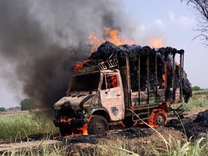 Parbhani: Tempo burned with cabbage | परभणी : कडब्यासह टेम्पो जळाला