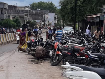 Still breathing in the streets | अजूनही गुदमरतोय रस्त्यांचा श्वास