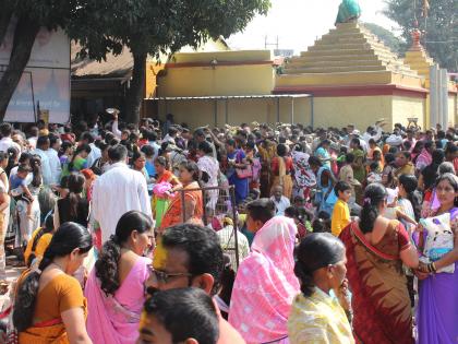 Renuka Devi's Aambil Yatra in Kolhapur, and crowd of devotees from midnight | कोल्हापूरात उत्साही वातावरणात रेणुका देवीची आंबील यात्रा, मध्यरात्रीपासूनच भाविकांची गर्दी