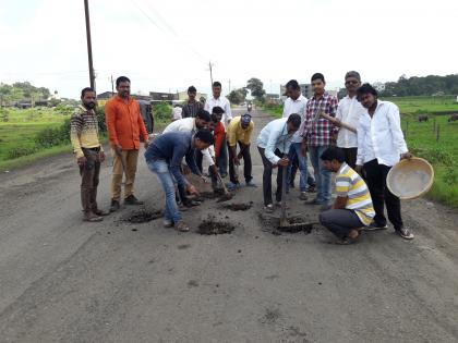 Celebrations of bullock potholes have been celebrated | बैलपोळ्याचा सण खड्डे बुजवून केला साजरा