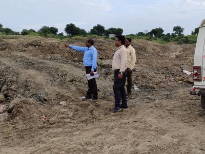 Sakegaon subsidiary Shivaram inspects mining officials | साकेगाव गौणखनिज शिवाराची खनिकर्म अधिकाऱ्यांकडून पाहणी