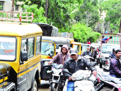 Singer bar and vehicle holder ..! | एकेरीचा बार अन् वाहनधारक बेजार..!